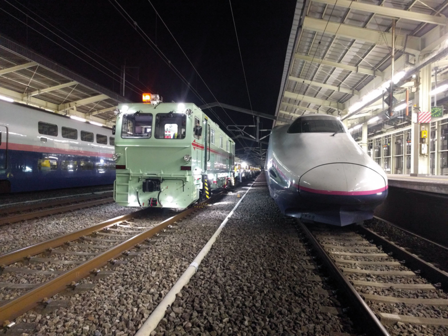 While the Shinkansen trains pause during the night, the REX-S 1200, including the APT 1500 RA, is in operation.