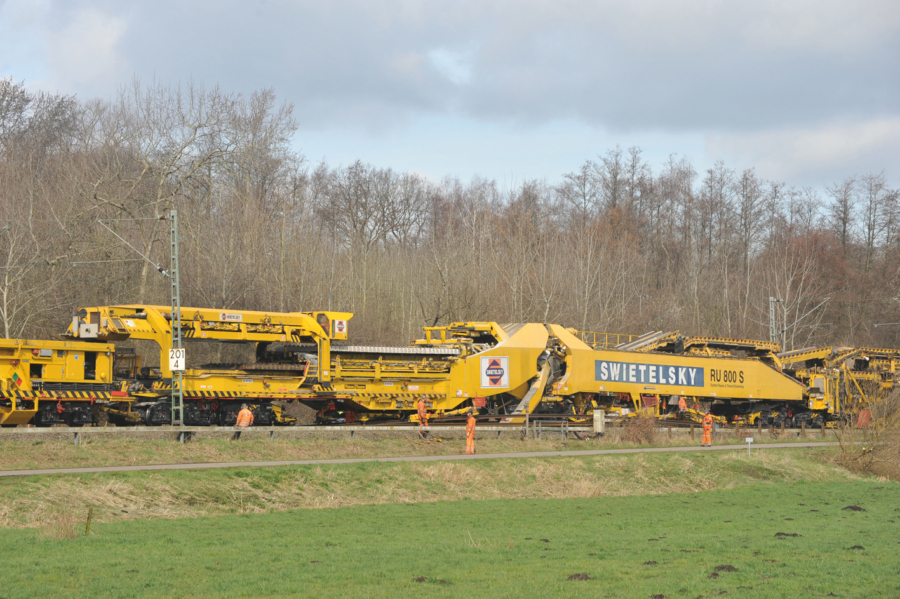 La máquina de desguarnecido de balasto y renovación de vía RU 800 S en la línea de Hamburgo a Cuxhaven (Alemania)