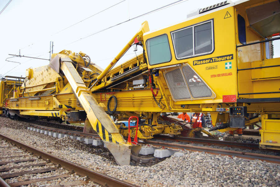 Positioned under the track grid, the excavating chain produces a precise cut of the formation.