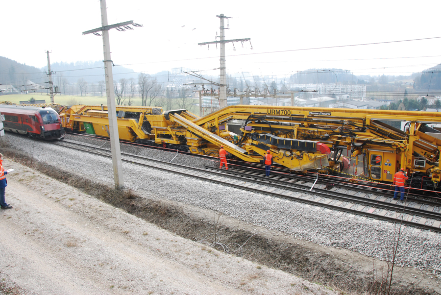 The all-rounder for ballast bed cleaning, the URM 700, during operation in Austria