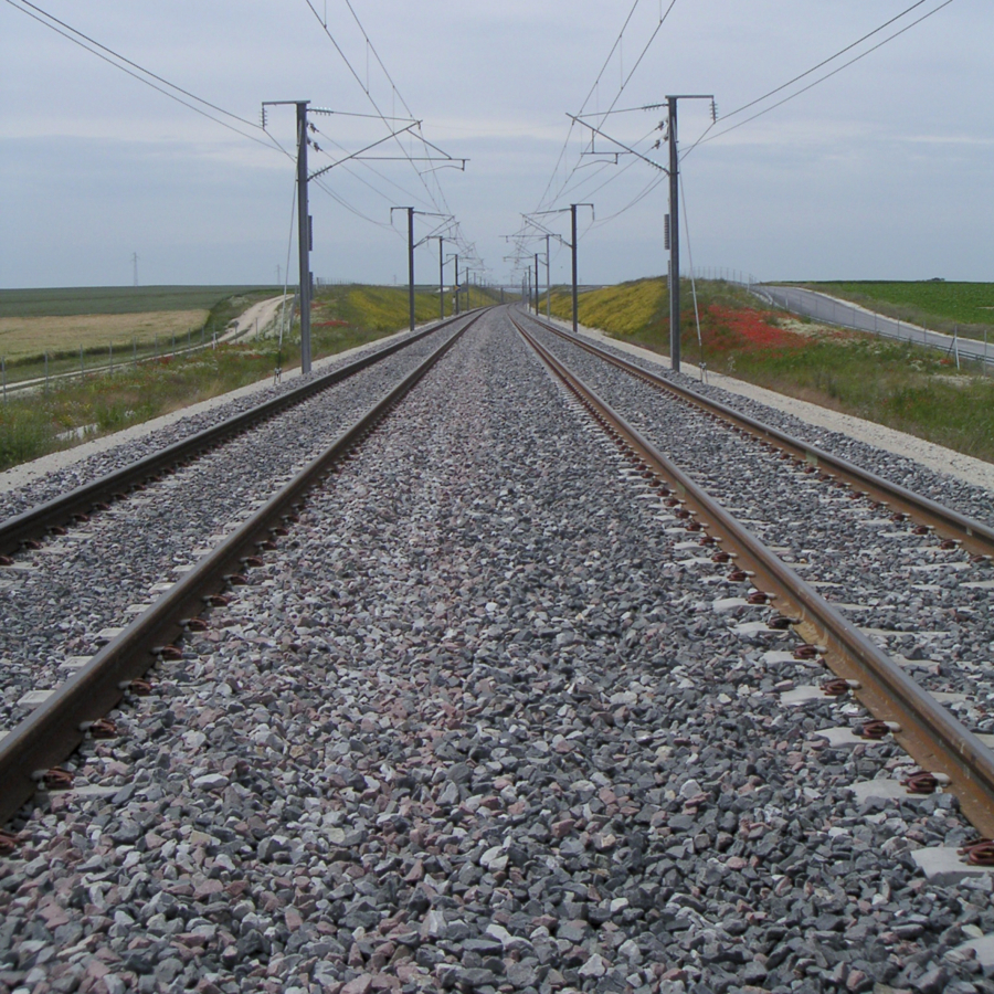 Depending on the track type and track spacing, it takes between 3,000 to 5,000 m3 of ballast to produce one kilometre of double-track line. Such quantities of ballast require optimised material resources and cost-efficient material handling.