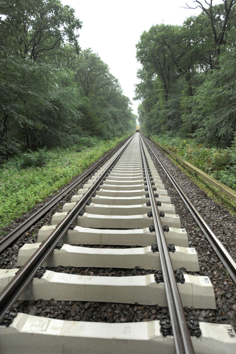 Strecke nach dem Gleisumbau – noch ohne Einschotterung