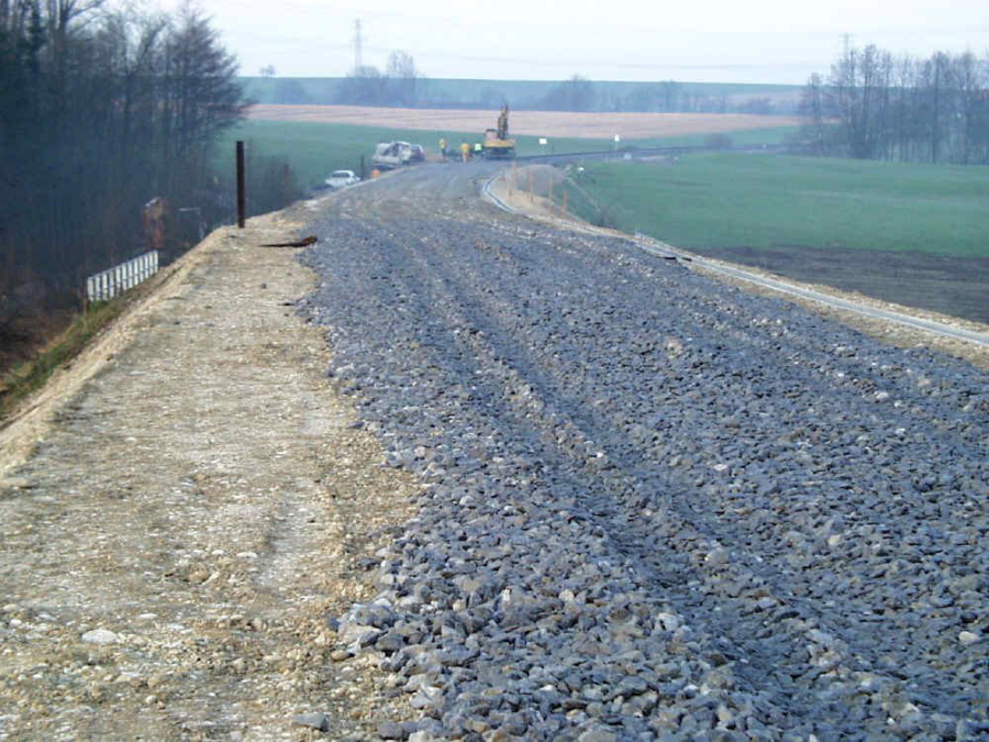 Travelling on the formation and ballast bed has long-term effects on the deterioration of the track geometry.