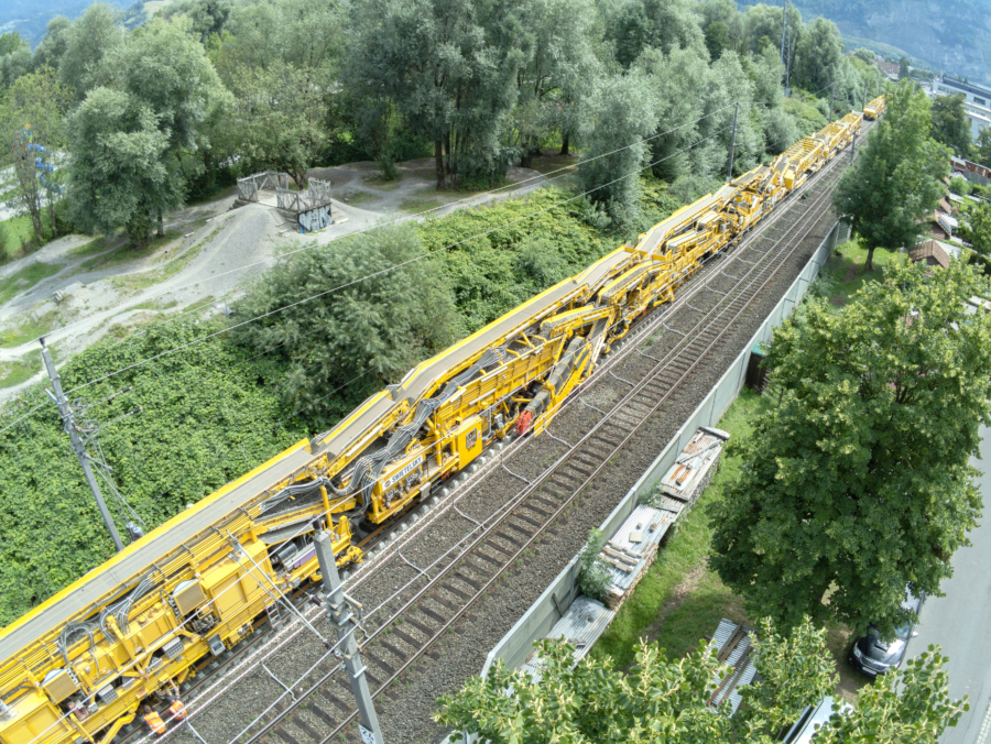 All construction site logistics take place on the track under construction.