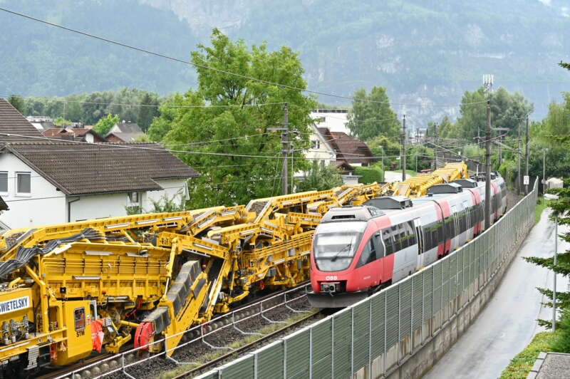 A direct comparison of two construction sites of the same length showed that approx. 25% less diesel fuel is consumed for track-bound renewal with large-scale machine technology compared to conventional, non-track-bound renewal.