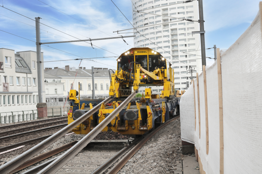 Safe loading and unloading of welded strings with a ROREXS system from Robel