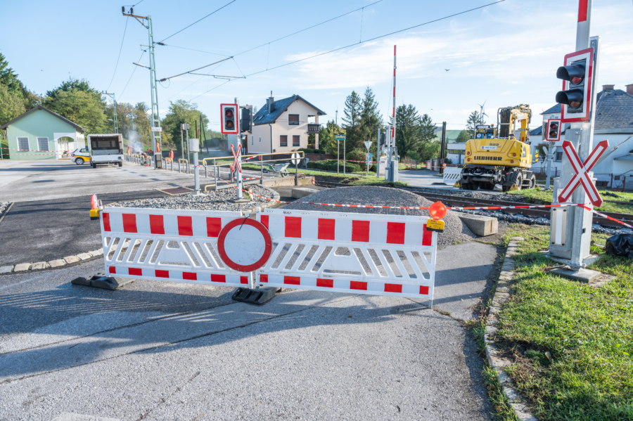 Gleisumbauarbeiten umfassen neben der Hauptmaschine viele Arbeitsschritte vor und nach ihrem Einsatz.