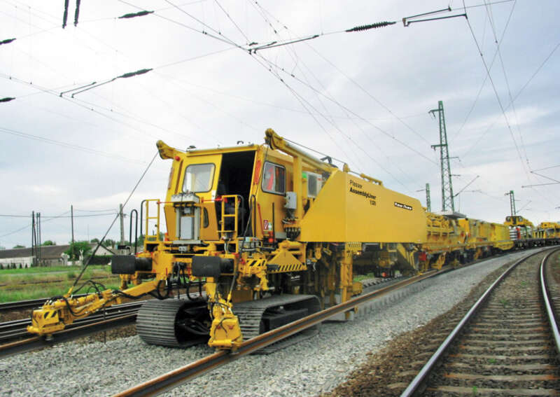 Track laying with the Plasser AssemblyLiner – the machine already travels on the newly laid track at the rear.