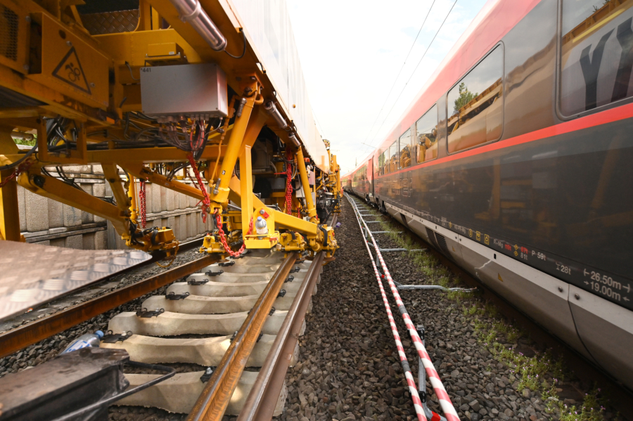 Track renewal takes place in the track under construction – the adjacent track remains open for traffic.