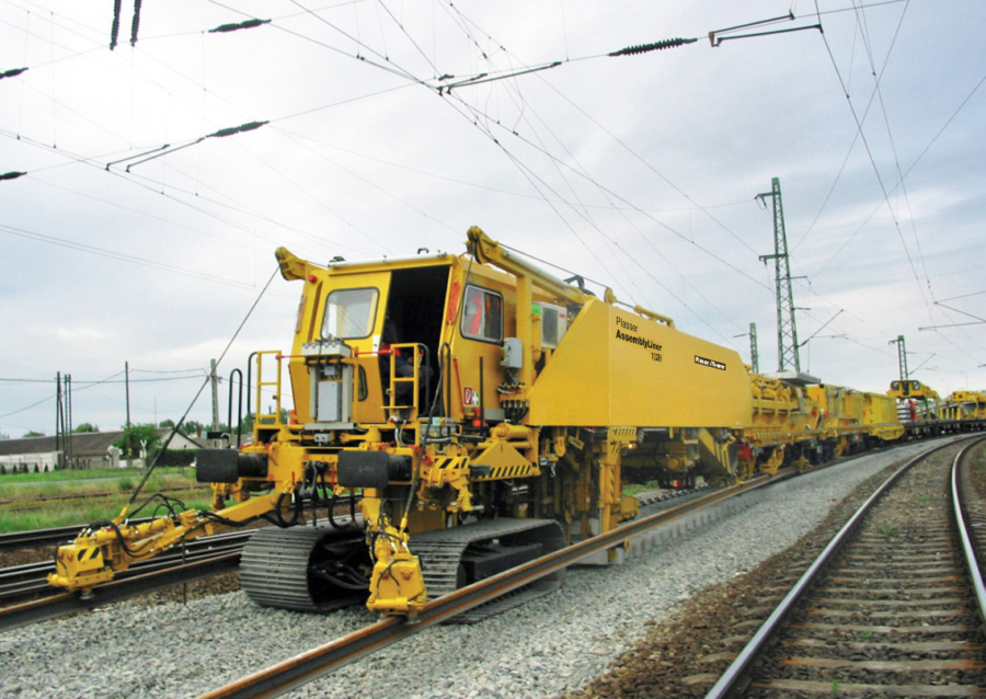 Gleisneubau mit dem Plasser AssemblyLiner – die Maschine fährt hinten schon auf dem neu verlegten Gleis.