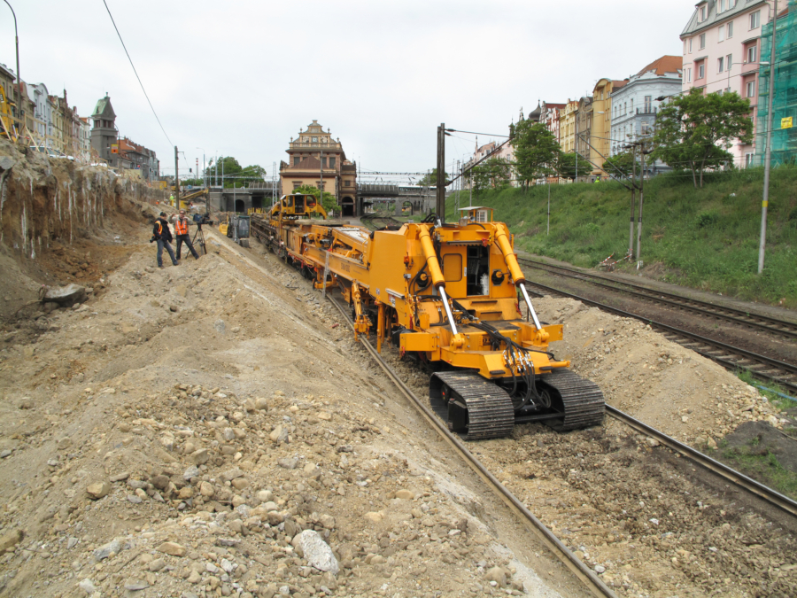 Gleisrückbau in Pilsen, Tschechien mit einer Vorgängermaschine des Plasser ConstructionLiner.