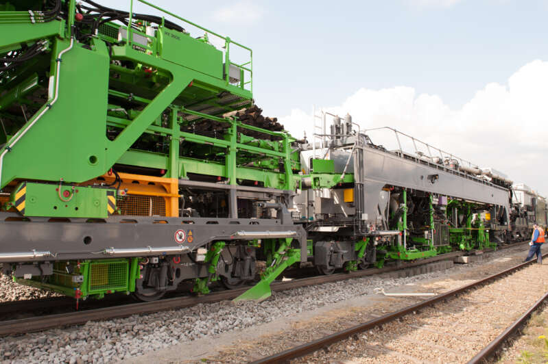 The SES 170 removes old sleepers, installs new sleepers, and distributes ballast precisely and continuously