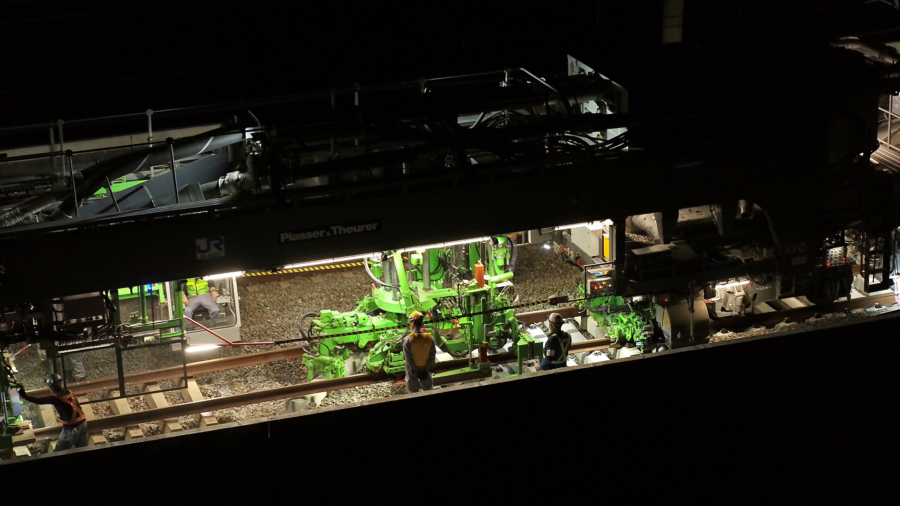 By rotating the sleepers below the rails, it was possible to build a much more compact machine One sleeper is removed from the front part of the open space. At the same time, a new one is installed at the rear.