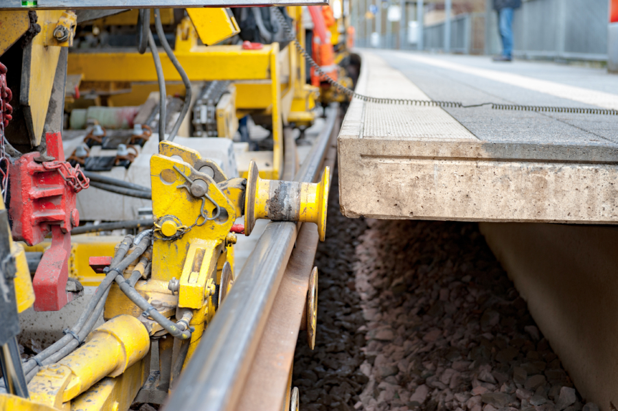 Der Plasser MultiLiner schafft Bettungsreinigung und Gleisumbau auch bei beengten Verhältnissen, wie Bahnsteigen, durch mehrstufigen Schotterausbau.