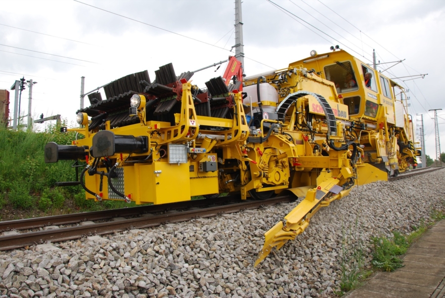 The one pass technology - USP 2005 SWS ballast profiling machine with 5 m³ hopper