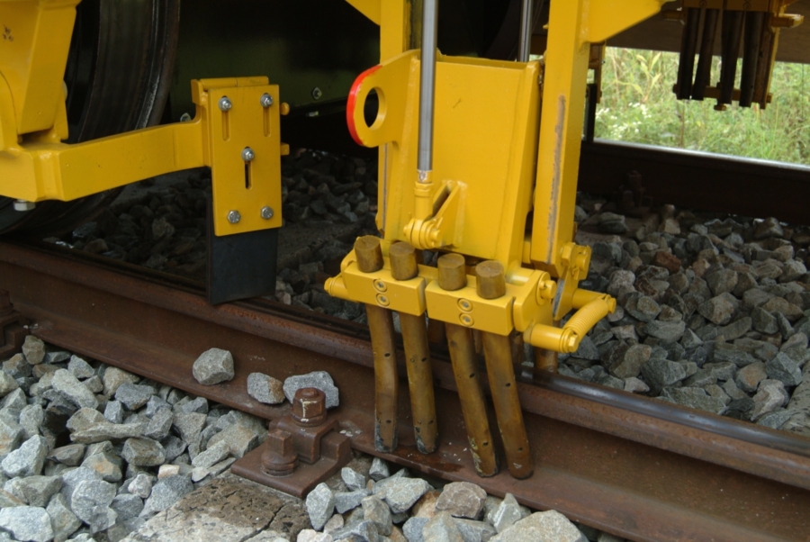 Rail fastening brushes