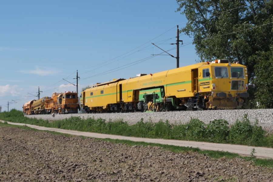 BDS 2000 together with the 09-4X Dynamic Tamping Express: MDZ 3000 in Austria