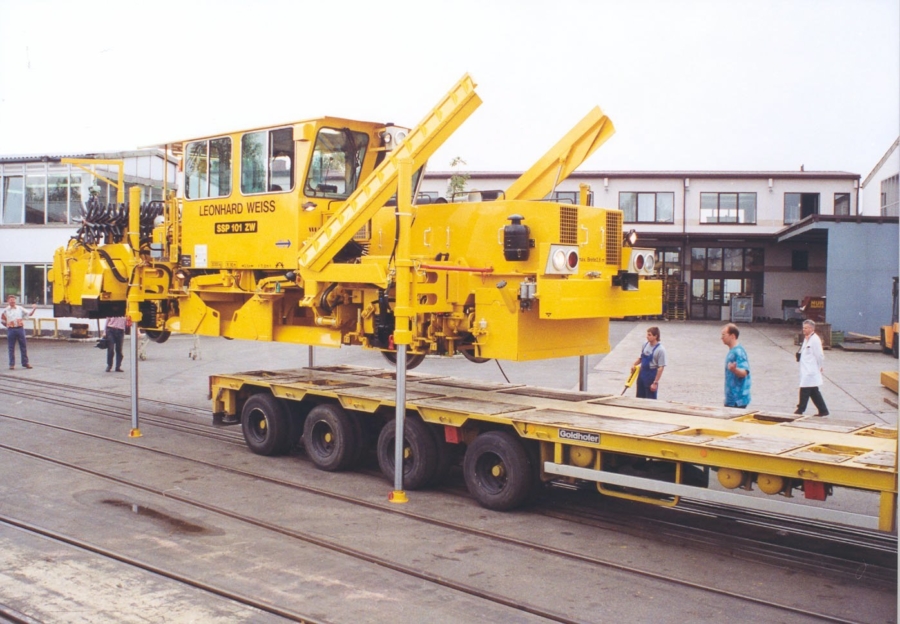 Loading the SSP 101 ZW onto a flat-bed trailer