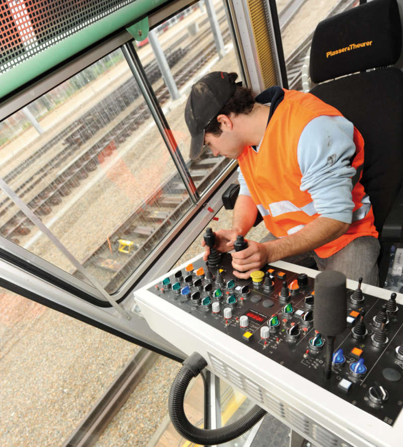 Ergonomically designed operator‘s seat with a good view onto the working area