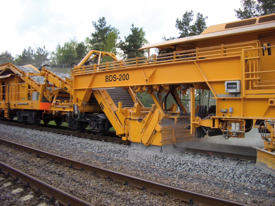 The most powerful design of the sweeper unit with a wide steep conveyor belt in the BDS ballast distribution system