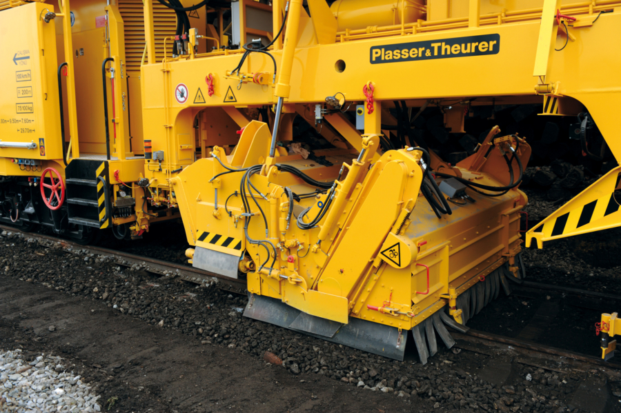 The six-axle Unimat MF in articulated design incorporates all major jobs on the track (measuring, lifting, levelling, lining, tamping, ploughing, sweeping, recording the track geometry).