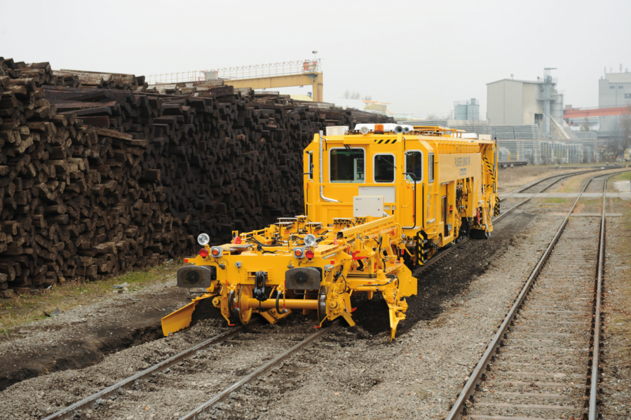 The six-axle Unimat MF in articulated design incorporates all major jobs on the track (measuring, lifting, levelling, lining, tamping, ploughing, sweeping, recording the track geometry).