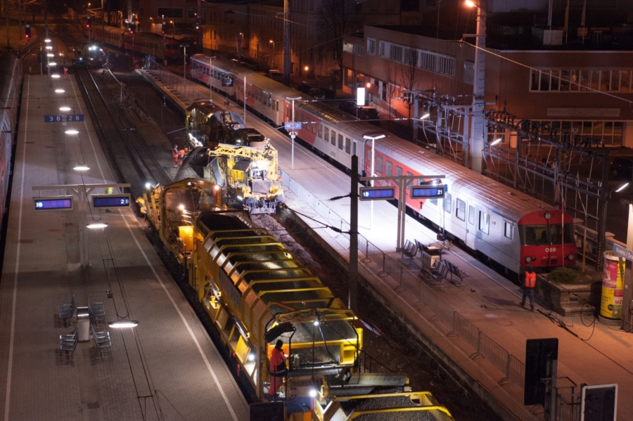 MFS units in operation during trackless ballast bed cleaning using the ZRM 350 in Austria