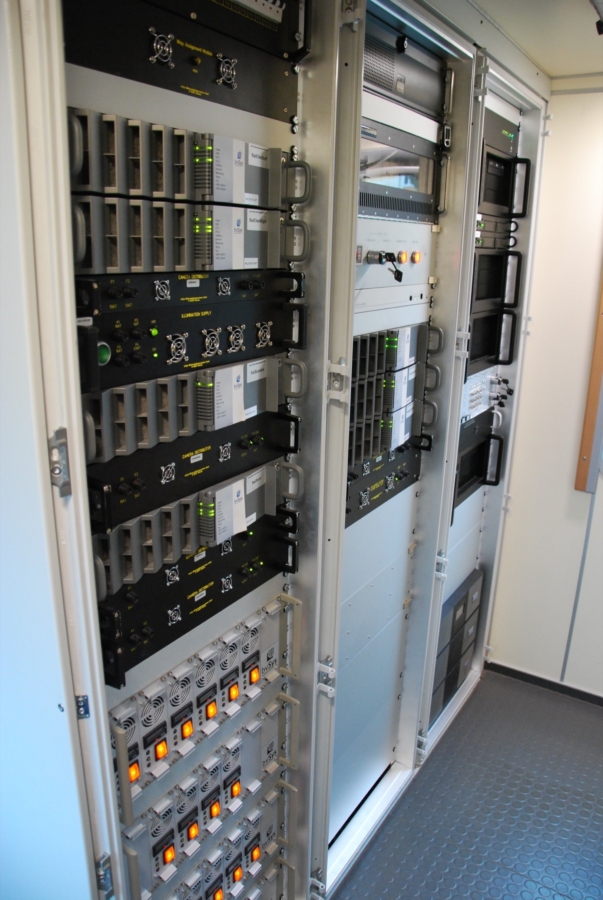 EM120H Israel, gabinetes eletrônicos com unidades de computação e gravação