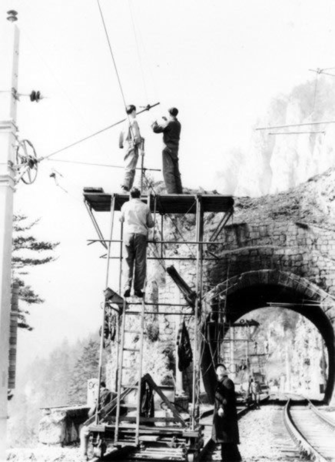 The assembly methods used in historic overhead line construction involved significant safety risks. Reaching a consistently high level of working quality was difficult.