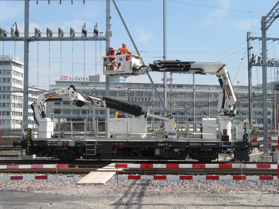 Versatile auxiliary vehicles with work platforms enable assembly works to be performed faster.