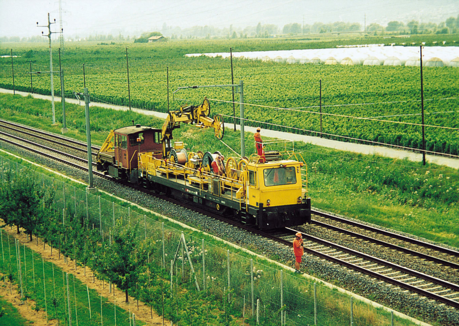 Using catenary installation machines of the FUM series, the total costs can be reduced.