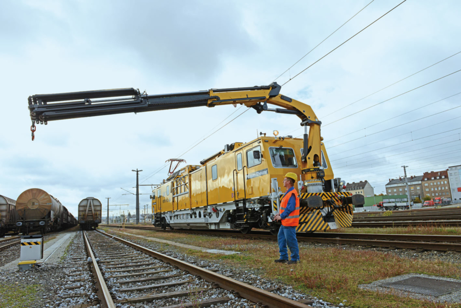 The safety device of the railway loading crane allows works to be performed under live catenary.