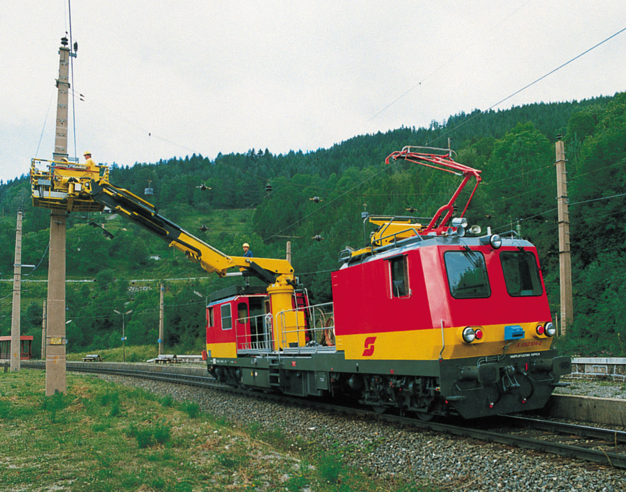 ÖBB uses several MTW 100 for overhead line installation and maintenance.