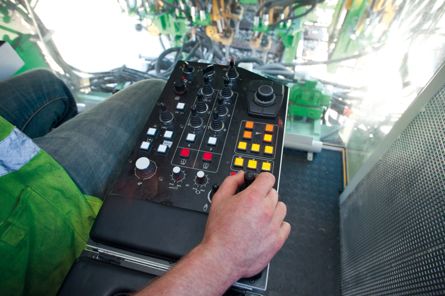 Alle für den Arbeitsprozess relevanten Schalter wurden in der Armlehne des Sitzes positioniert. Die Touchpanels können wahlweise auch über einen Display-Controller bedient werden.