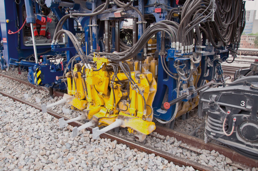 Universal tamping machines of the 09 series have two work cabins for turnout tamping, used to control the lifting and lining units and the tamping units, respectively.