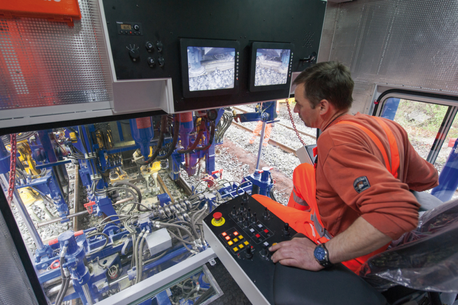 Máquinas socadoras universais da série Unimat-09 possuem duas cabines de trabalho para a socaria de AMVs. Uma delas serve para controlar os grupos combinados de levantamento e puxamento e a outra para o comando das bancas de socaria.